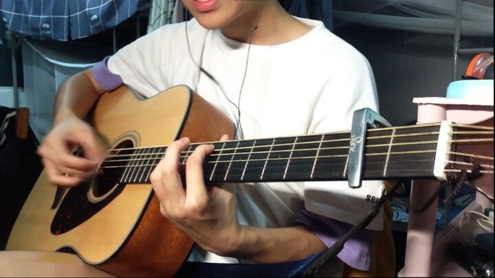 A boy covered Justin Bieber's "Peaches" with guitar in dormitory