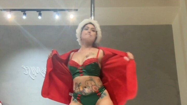 Vũ đạo Giáng Sinh của cô gái xăm hình