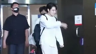 【BTS】The flashlights suddenly lighting up all at once tell you just how popular he is