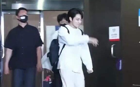 【BTS】ومضات الكاميرا التي أضاءت فجأة تُظهر لك مدى شهرته