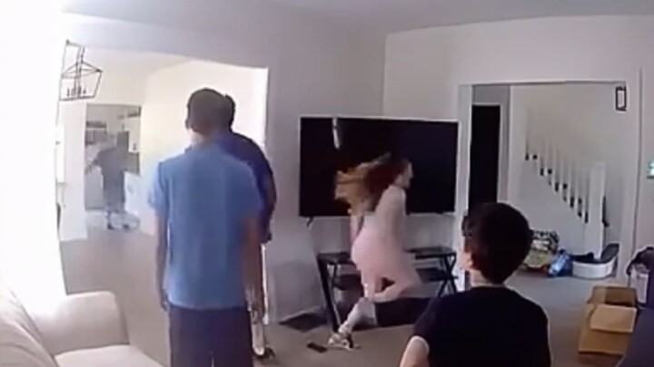 The mom’s boyfriend chased after her, and the girl ran away crying!