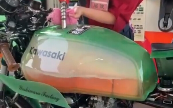 Kalau pakai tangki bensin seperti ini, nggak perlu pasang indikator bensin lagi, ya?