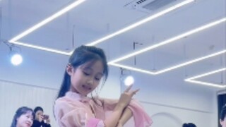 🎈Từ một cô bé dễ thương hay lo lắng đến một nàng công chúa nhỏ điềm tĩnh, chỉ cần một bước!