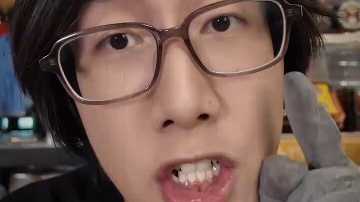 How frugal is the man who plays with Kamen Rider's belt?