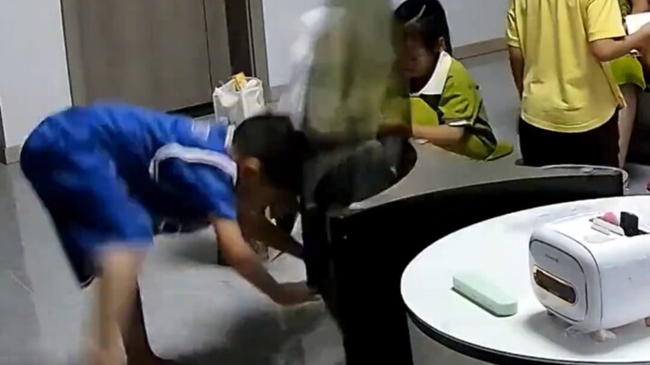 Anak itu tidak tahu bahwa dialah yang paling membutuhkan televisi di rumah ini.