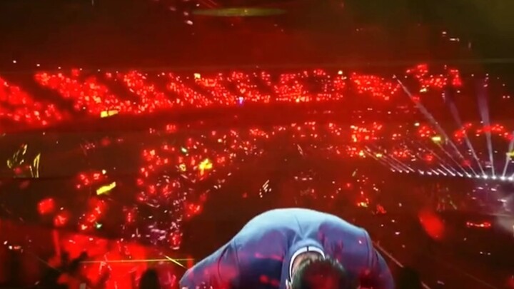 “That night, Xiao Zhan walked 20 steps to the spotlight; eight seconds later, his fans lit up the ve