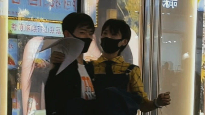 Tôi nghi anh trai tôi đang diễn với tôi.