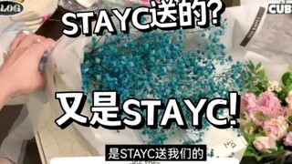 (G)I-DLE nhận hoa từ STAYC tại buổi concert, fangroup cuồng đừng yêu thương quá mức nhé…