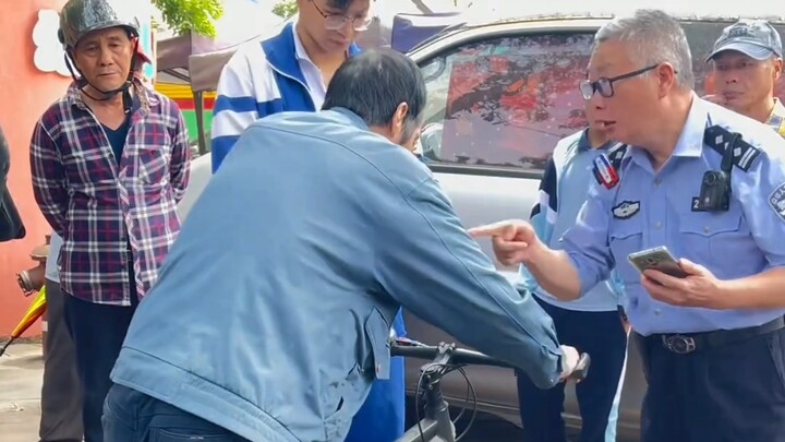 Elderly man steals student's bike and refuses to return it; passerby tries to stop him but gets "elb