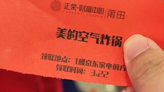 本来想拍花瓣落下的场景，没想到大奖就飘到在二楼的我手里