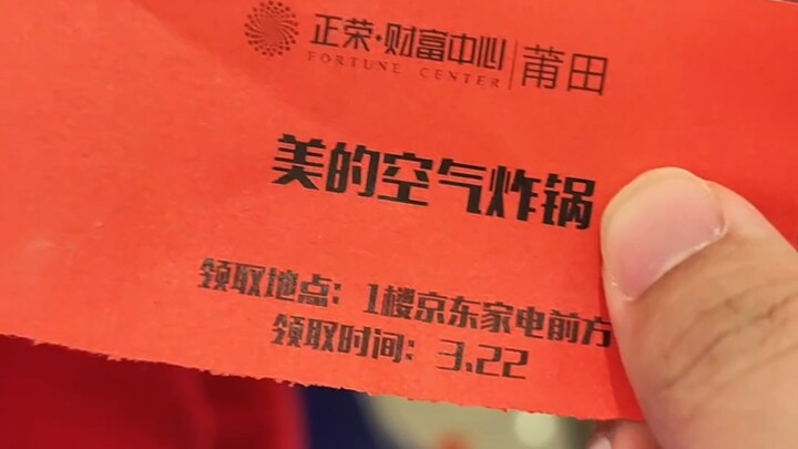 本来想拍花瓣落下的场景，没想到大奖就飘到在二楼的我手里