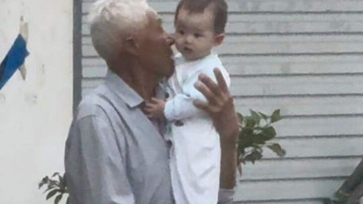 Great grandfather is taking the kids for a walk, the old man won a lot of money in the village today