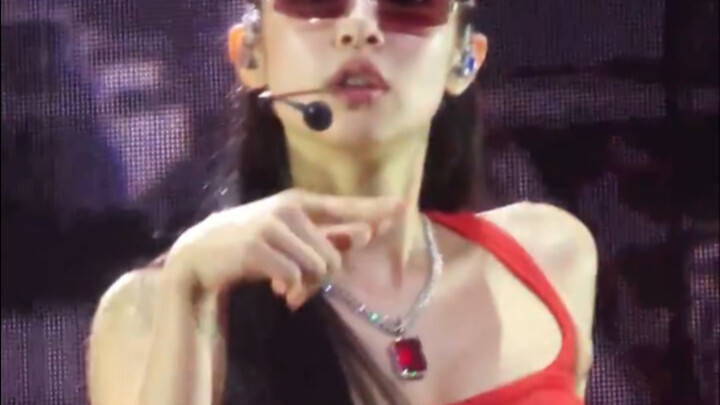 JENNIE’s Paris show—Like Jennie, I just can’t take my eyes off her!!!
