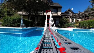 [4k] Tur panorama kereta Lego: melalui taman dan menyeberangi kolam renang | Tontonan lintasan putar
