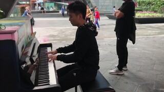 Pertunjukan piano di jalanan "Unravel" - Tokyo Ghoul