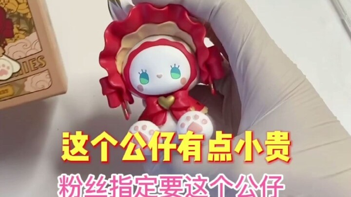 Pakai boneka yang agak mahal untuk bikin casing ponsel