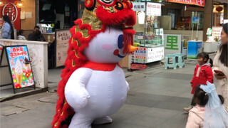 Passersby and little kids are totally mesmerized! Snow King's new look!