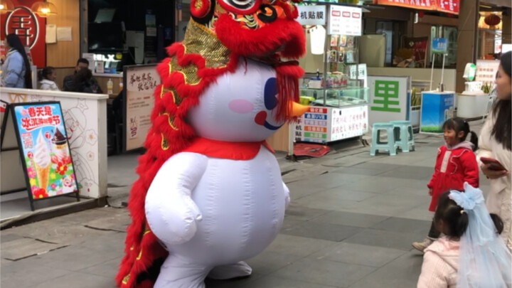 Passersby and little kids are totally mesmerized! Snow King's new look!