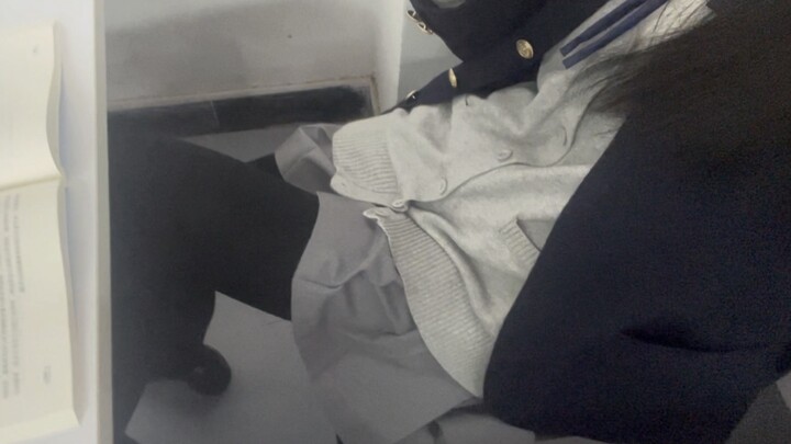 Kehidupan sehari-hari jk | Stoking hitam terlalu hangat ya (o^^o) Tidak kedinginan saat di kelas!