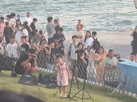 Cậu bé đã hát "Stranded" trên bãi biển, có vẻ như cậu bé vẫn chưa quên nó