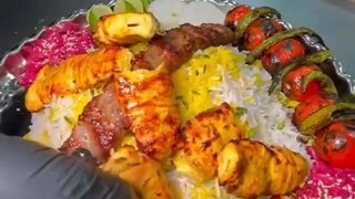 伊朗大厨制作烤肉串拼盘盖饭，成品好丰盛的样子！