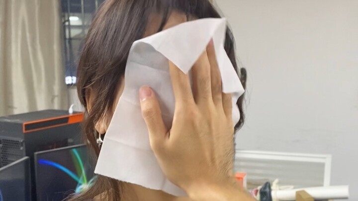 A confident man removed his female colleague's makeup on the spot... The result was...