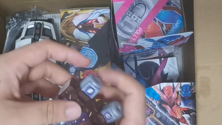 Shocked that a guy gave 600 Kamen Rider lucky bags to customers and gave so much?