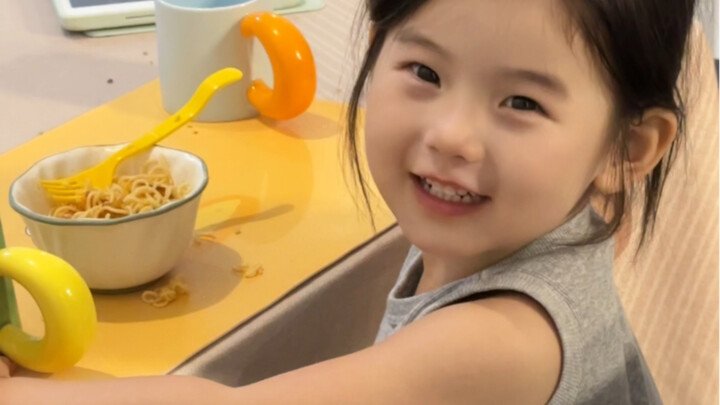 الآن حان دور غناء الأغاني المقابلة، وإذا أخطأت في الإجابة فسيتعين عليك تقبيل الطرف الآخر!