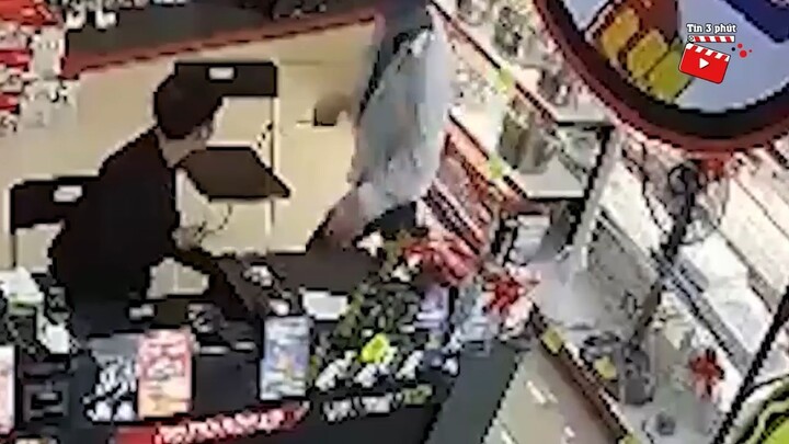 Xông vào cửa hàng điện thoại 'UY HIẾP', tên cướp bị nam nhân viên 'CẦM GHẾ' chống lại