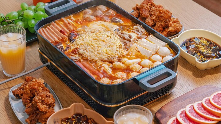 I’ve prepared a hearty army hot pot, fried chicken legs, and brown sugar ice powder for my daughter—