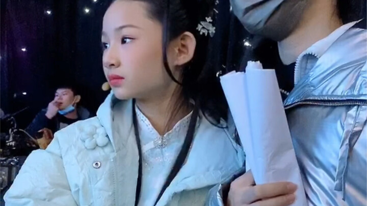 Nghỉ lễ rồi, cô bé Linh Linh vô tư, vô lo lại quay trở lại đây!