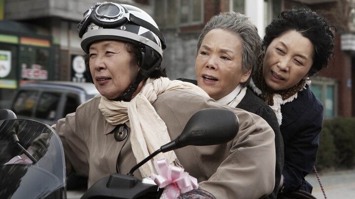 [Adou] Three old ladies teamed up to rob a bank, and the reason behind it is heartbreaking "Grandma 