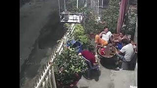 4 Người Đàn Ông Tụ Tập Uống Cà Phê Vội 'TỐC BIẾN' Khi Thấy Công An - KTLN