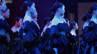 Mahasiswa tari tahun pertama memulai debut mereka