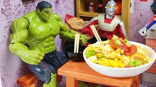Hulk lapar, dan Ultraman Ubu menggunakan mainan dapurnya untuk membuat telur orak-arik dengan tomat 