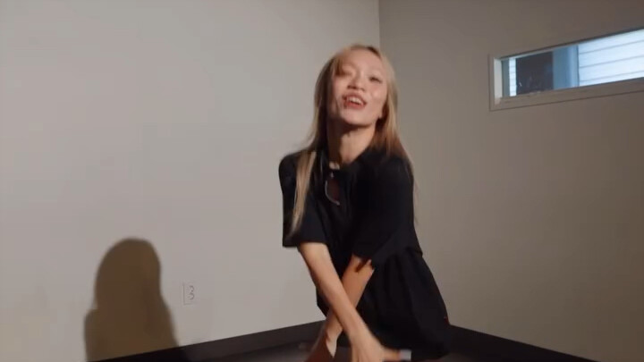 Koreografer asli lagu utama comeback Nmixx, “Heavy Serenade”, Heesoo, mencoba tantangan ini