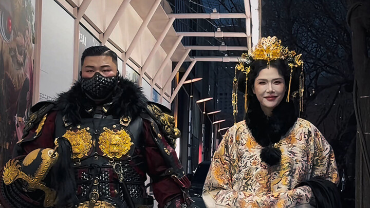 Shock! Encountered a two-meter-tall female giant and a two-meter-tall armored general in Sanlitun