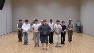 à? Cái này cũng bị kẹt à? Tại sao lại có một nhóm nhạc mà điệu nhảy của họ thậm chí còn khớp hoàn hả