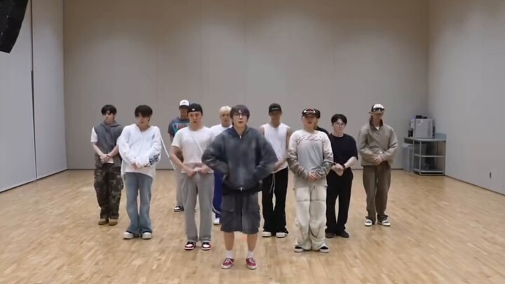 à? Cái này cũng bị kẹt à? Tại sao lại có một nhóm nhạc mà điệu nhảy của họ thậm chí còn khớp hoàn hả