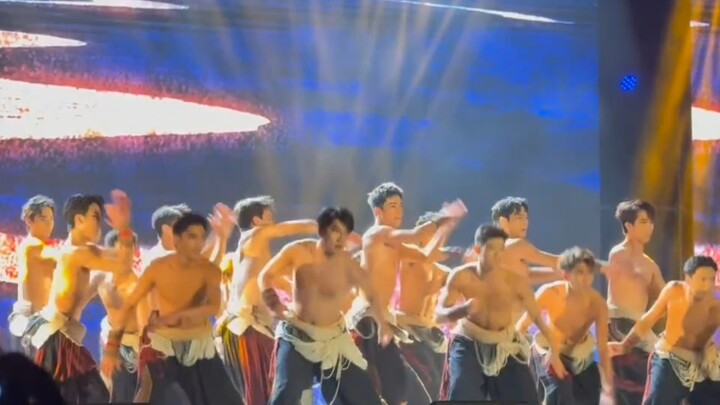 男大舞蹈汇演，艺术生也有很多肌肉男