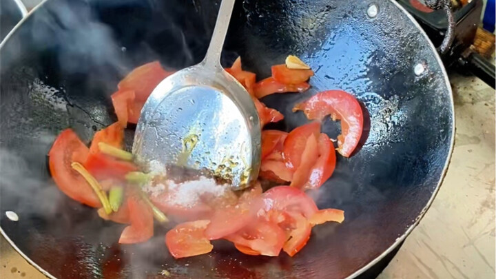 At a street-side eatery in Dongguan, Guangdong: order the tomato and egg stir-fry—it’s delicious and