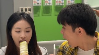 Tidak mengambil foto saat makan sama saja dengan tidak makan. Siapa yang setuju dan siapa yang tidak
