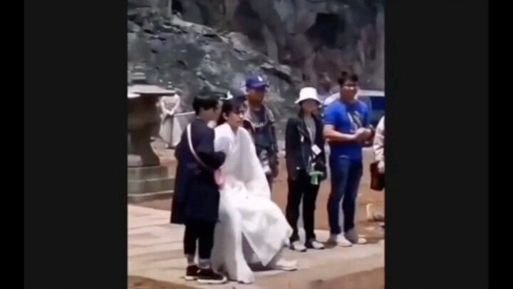 ตอนนั้นก็ยังไม่ดังเลย ทำไมอารมณ์ร้อนขนาดนี้? ฉันเกลียดคนอารมณ์ไม่คงที่จริงๆ แล้วยังกล้าเถียงกับผู้กำ