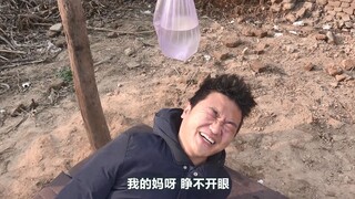作死挑战古代刑罚滴水刑，小伙尝试了几分钟就直呼受不了，太煎熬
