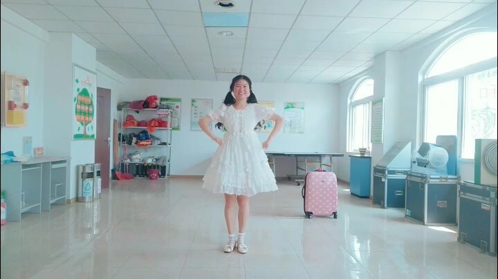 Hoàn thành ý tưởng mặc toàn bộ váy lolita của riêng mình để nhảy người khởi xướng điệu nhảy tại nhà 