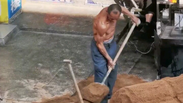 Đường nét cơ bắp của công nhân nhập cư chẳng thua gì dân tập thể hình chuyên nghiệp.