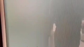 尴尬而又不失礼貌的大笑