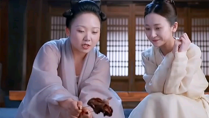 Nữ hoàng ngạo mạn nhất lịch sử, dù bị đưa vào lãnh cung vẫn sống lạc quan đến vậy.