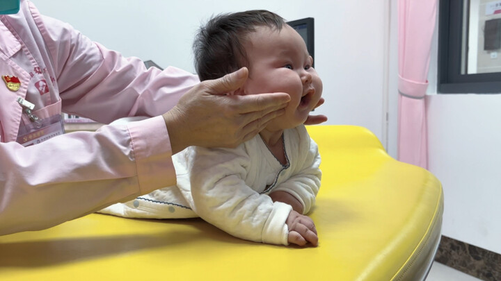 Membawa bayi berdarah campuran berusia tiga bulan ke pemeriksaan kesehatan, dokter menyebutnya sanga