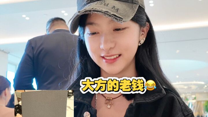 Tôi vừa xin được mẫu thử Dior miễn phí tại quầy hàng Beverly!